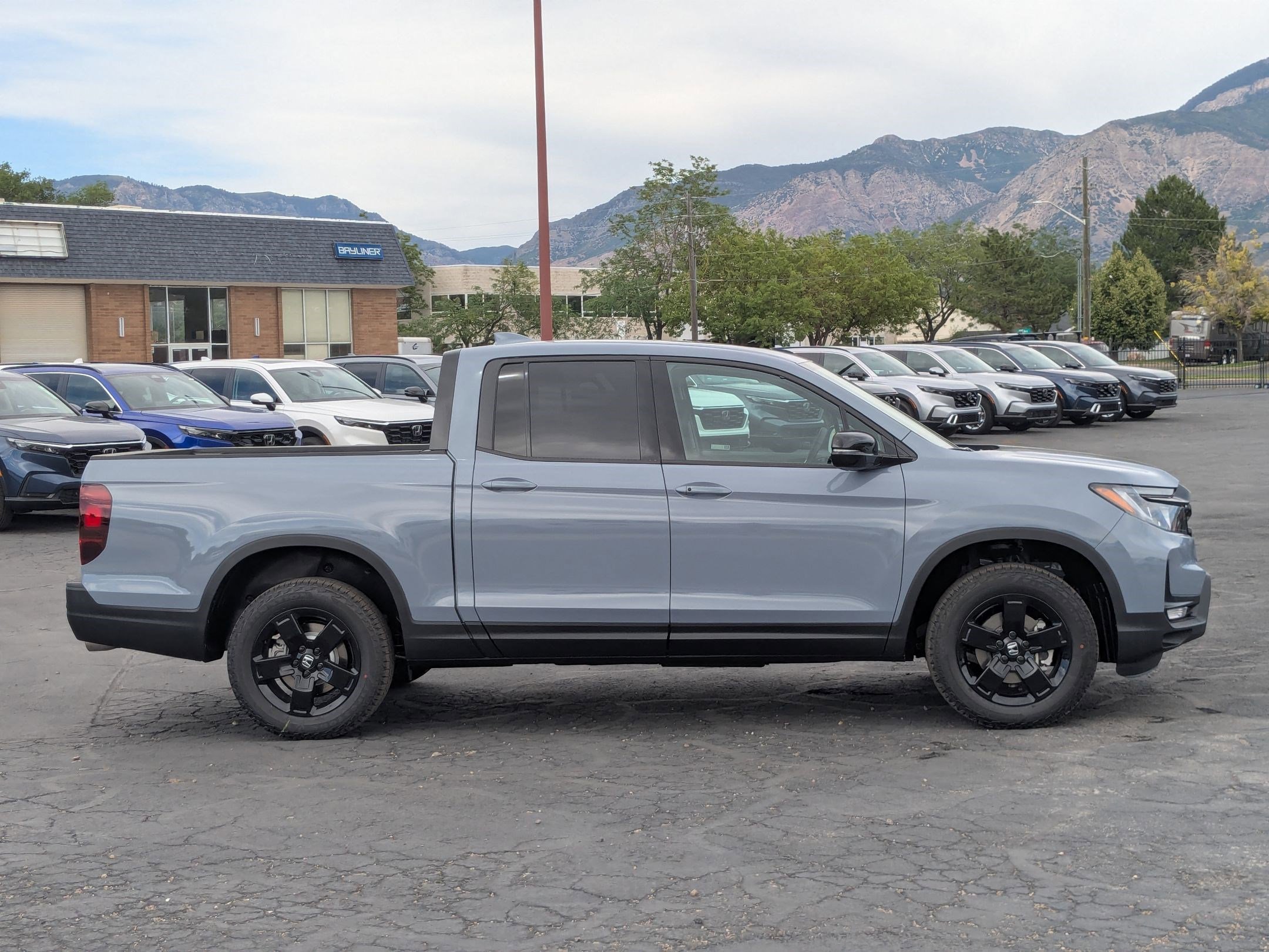 2025 Honda Ridgeline Black Edition photo 2