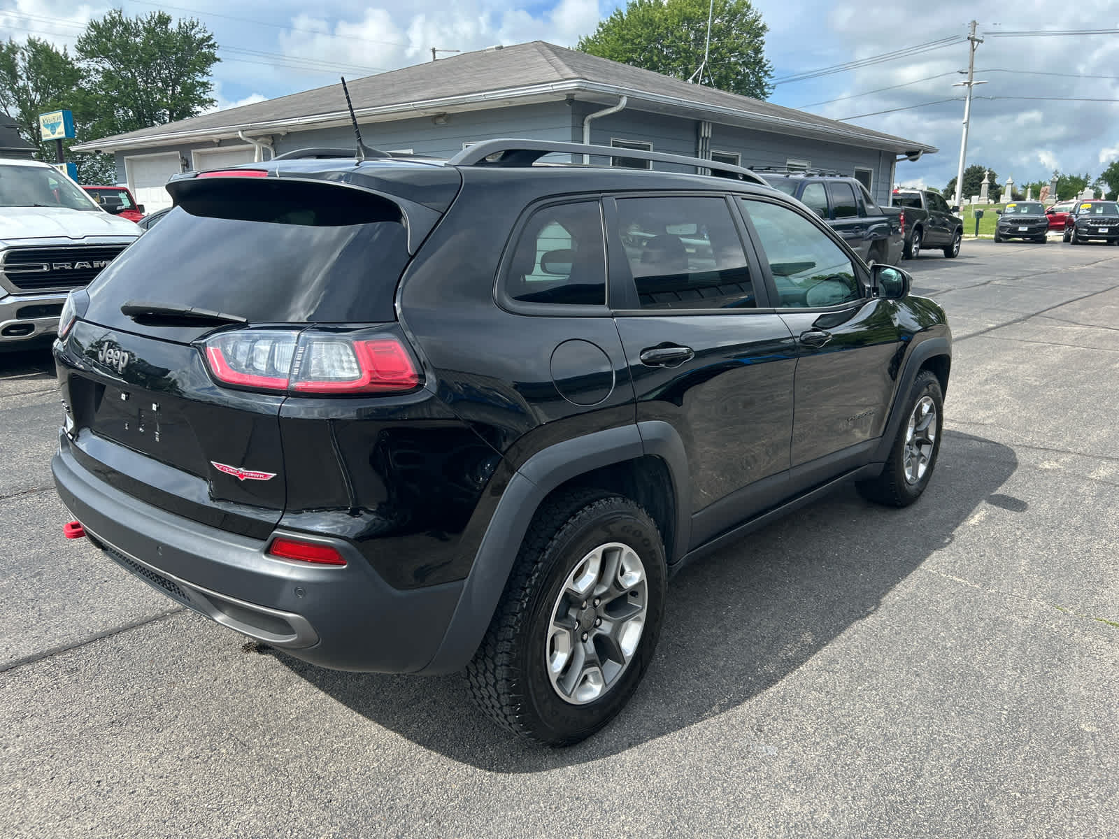 2019 Jeep Cherokee Trailhawk photo 2