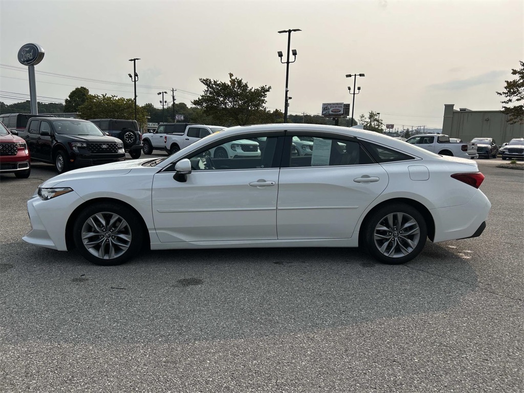 2019 Toyota Avalon XLE photo 2