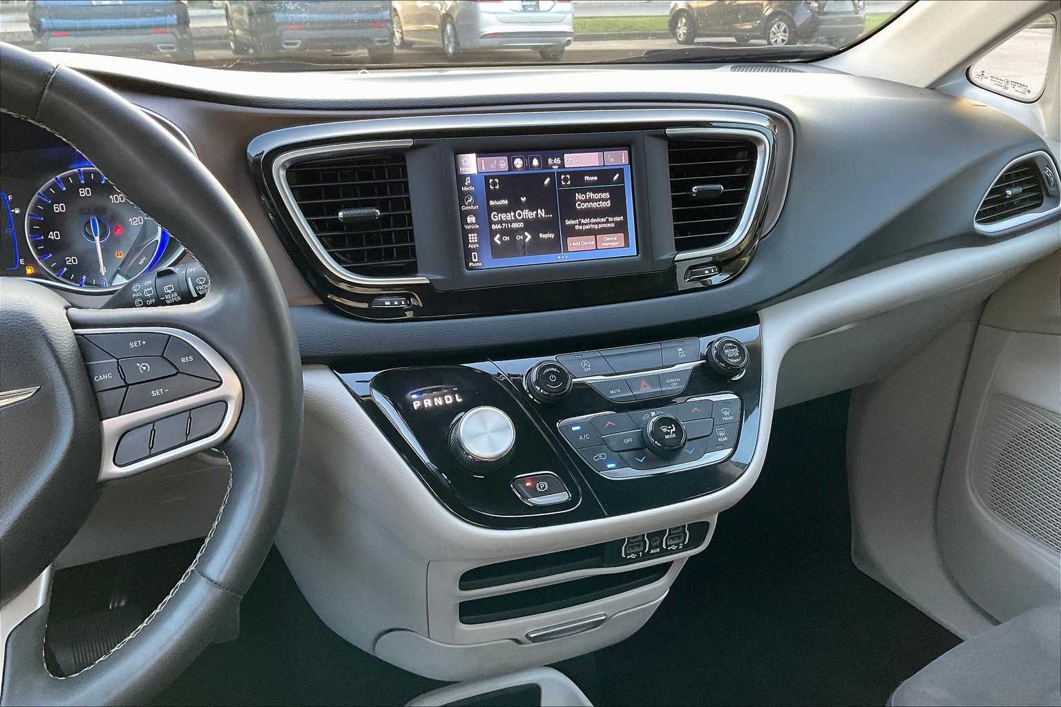 2022 Chrysler Voyager LX photo 6