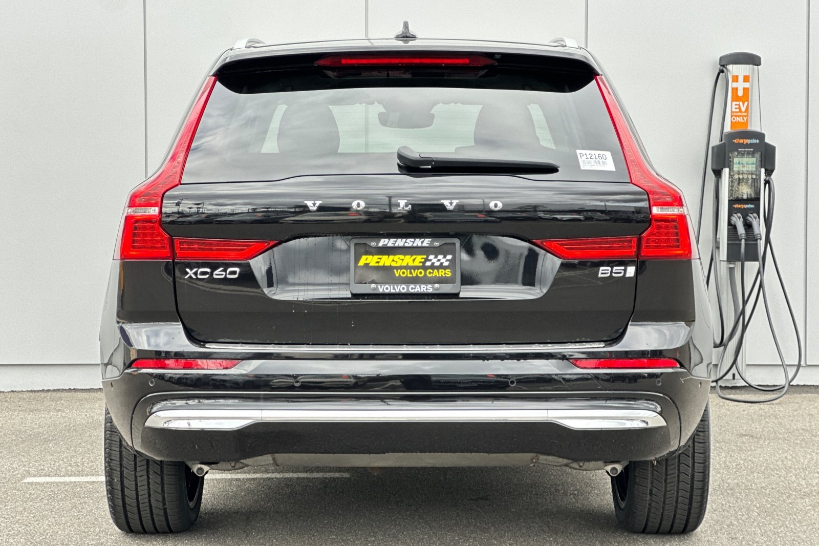 2023 Volvo XC60 B5 Ultimate photo 3