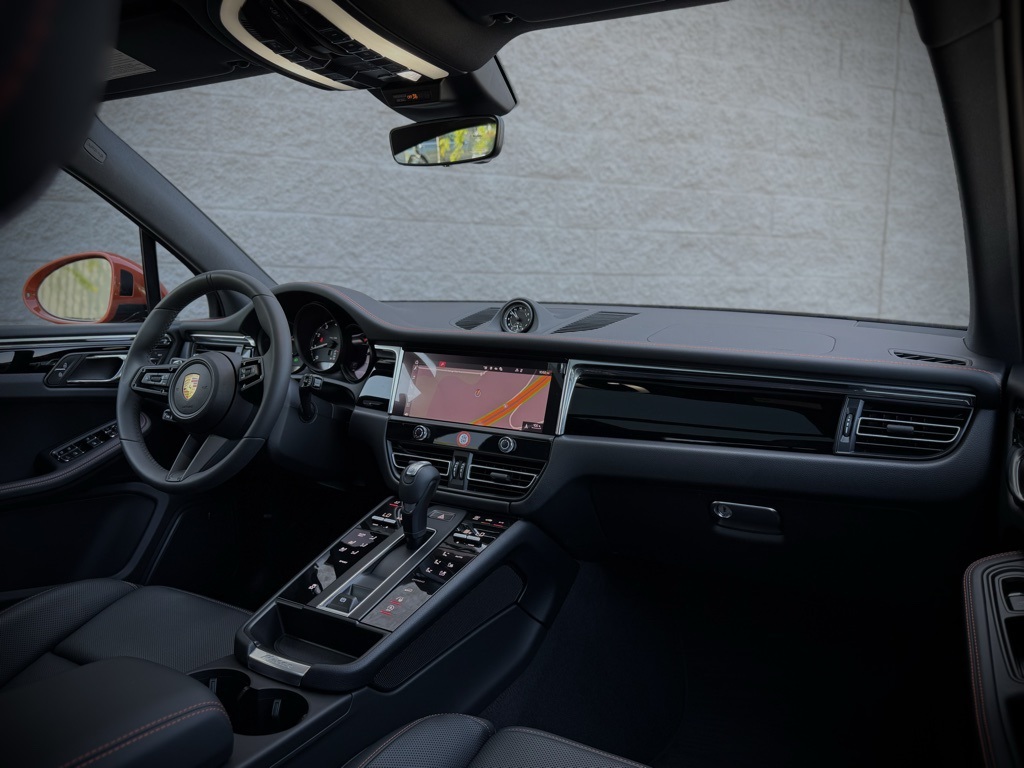 2025 Porsche Macan T photo 21