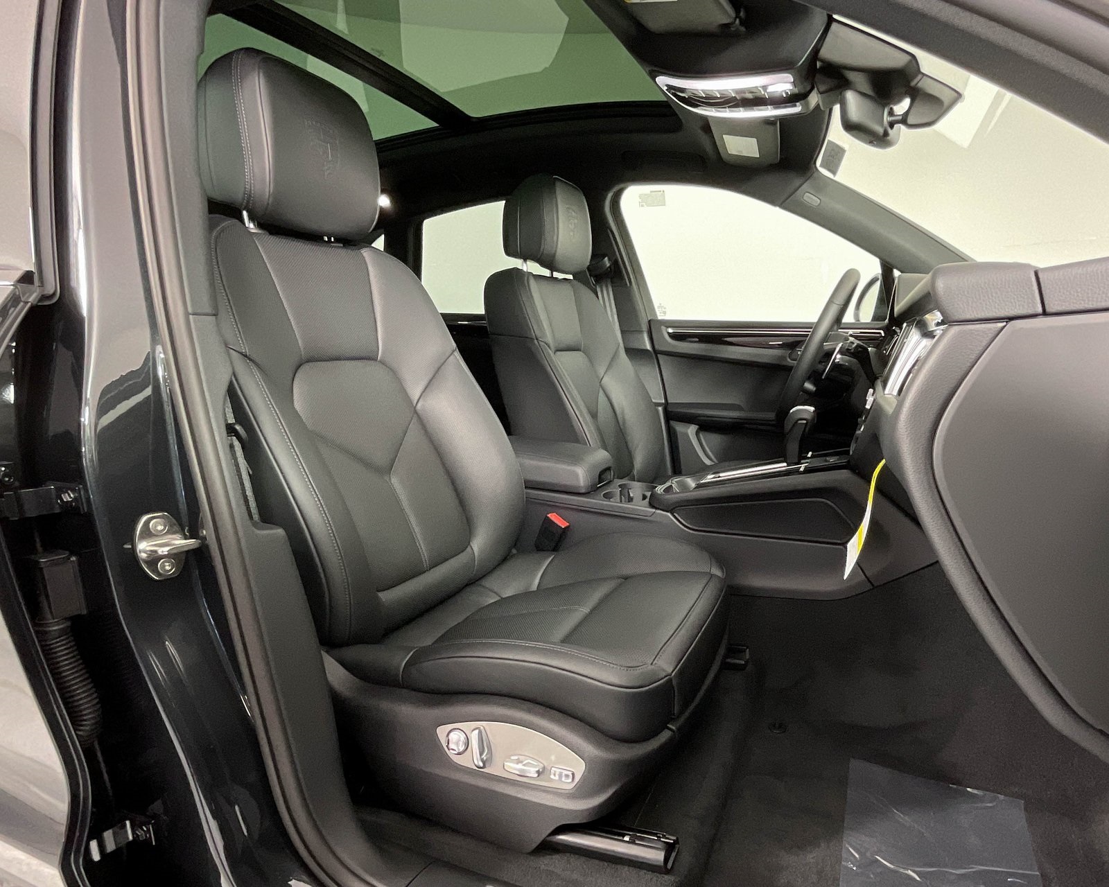 2025 Porsche Macan S photo 21