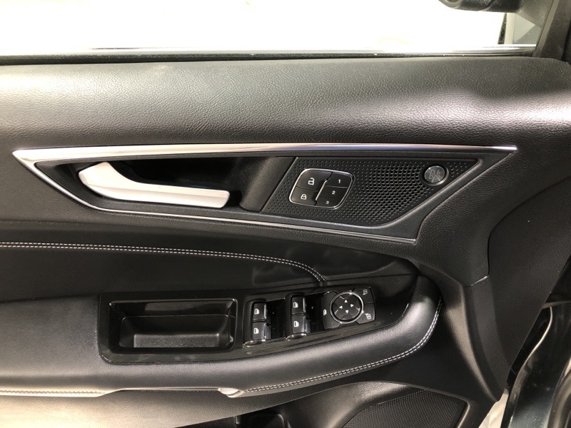 2019 Ford Edge Titanium photo 19