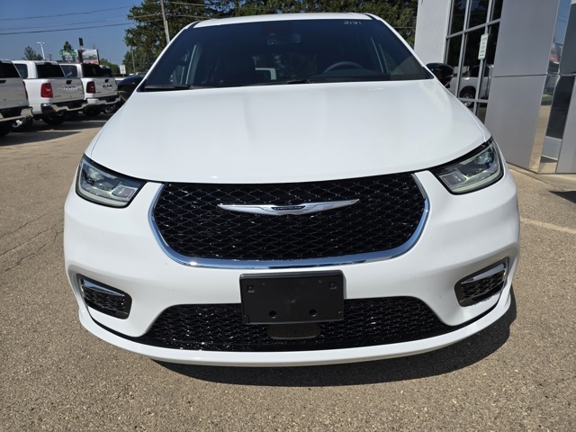 2026 Chrysler Pacifica photo 3