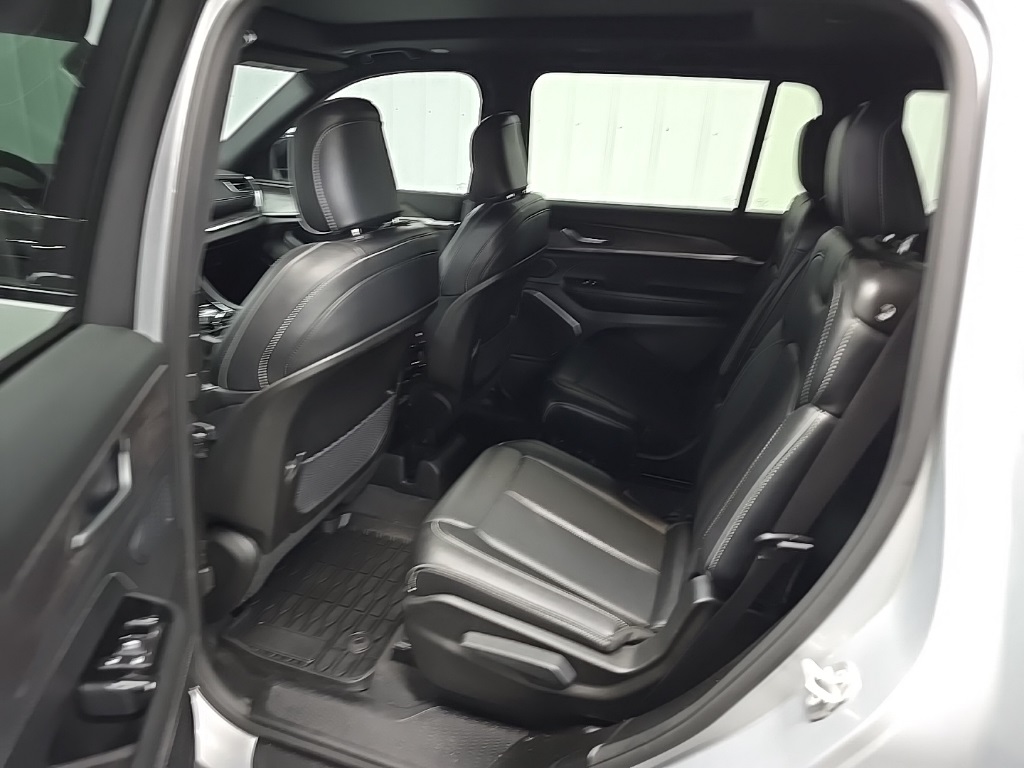 2023 Jeep Grand Cherokee Overland photo 32