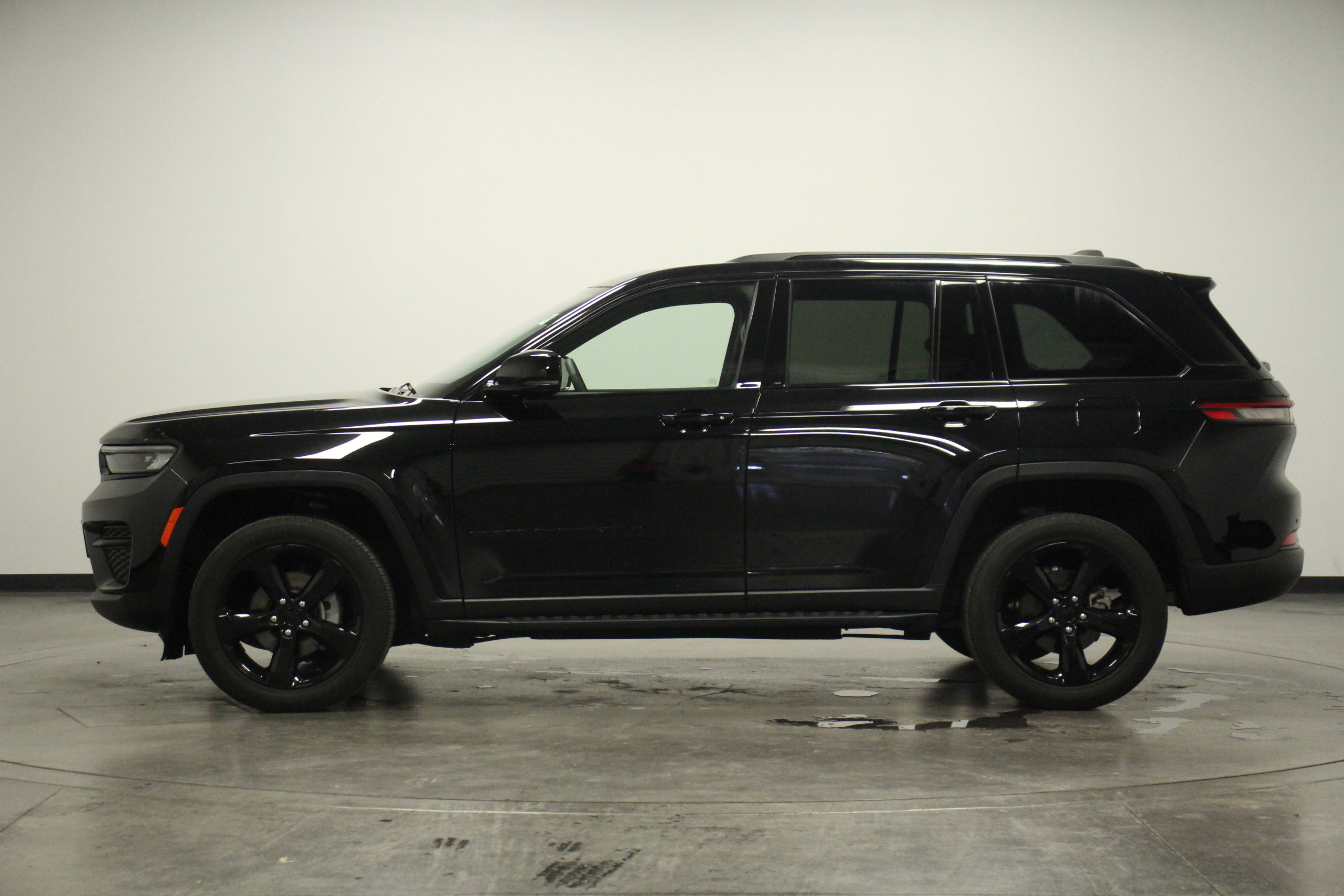 2023 Jeep Grand Cherokee Altitude photo 3