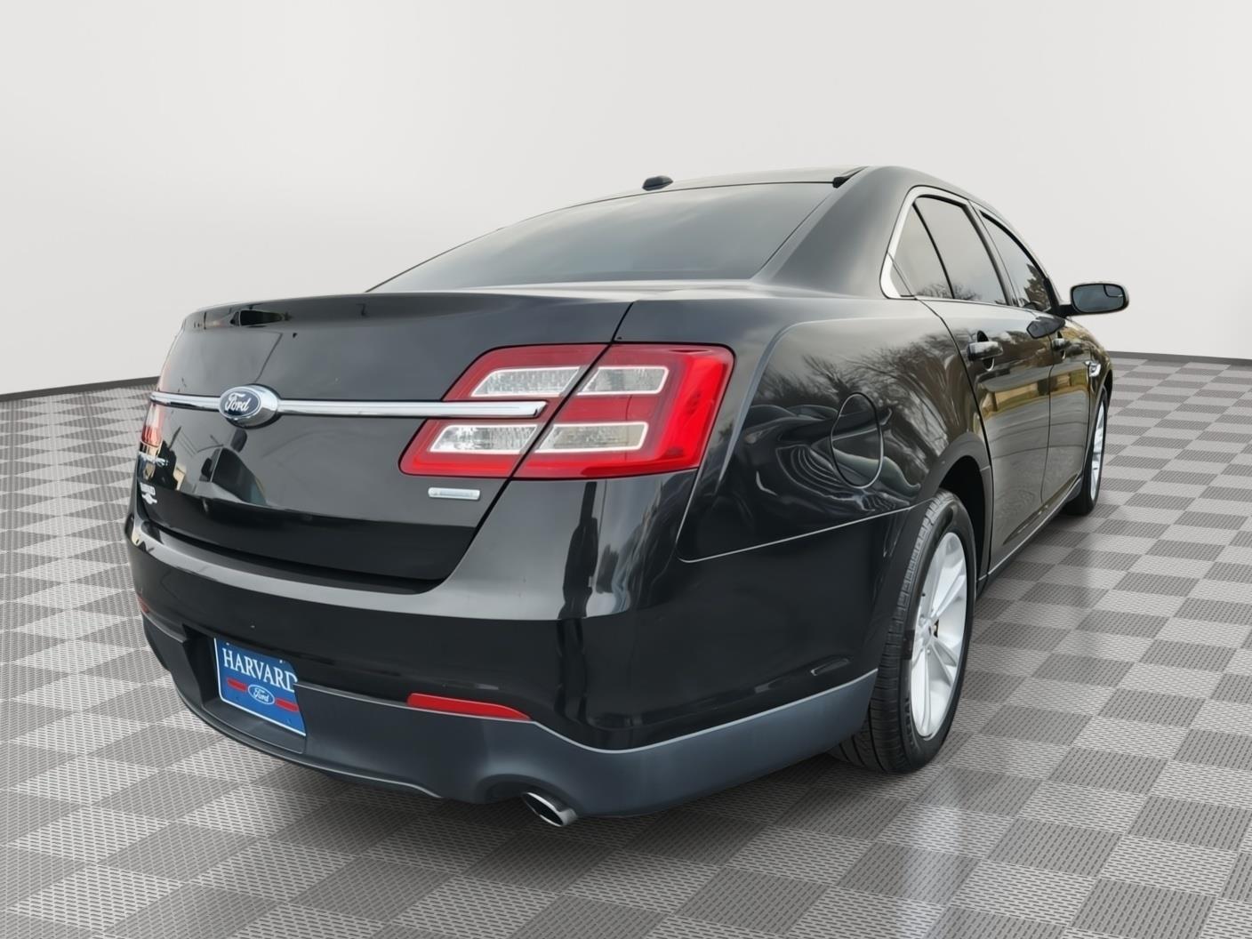 2015 Ford Taurus SE photo 4