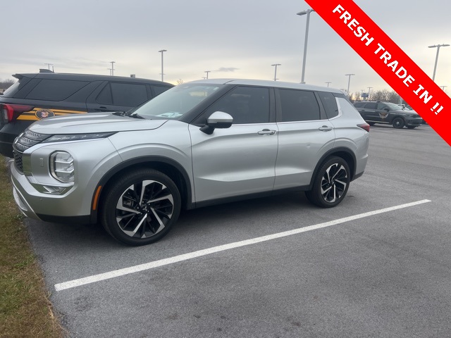 2022 Mitsubishi Outlander SE's photo