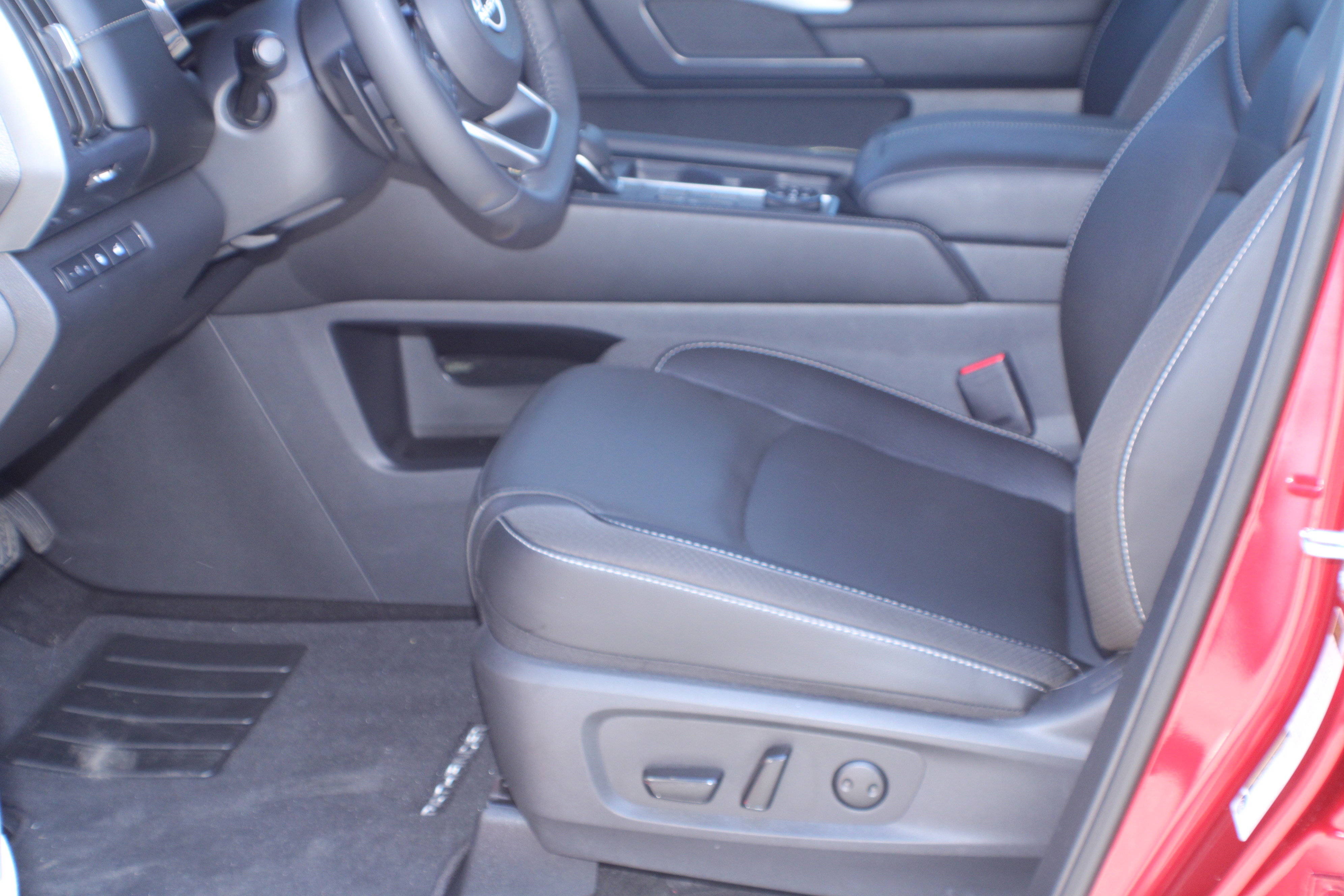 2024 Nissan Pathfinder SL photo 2