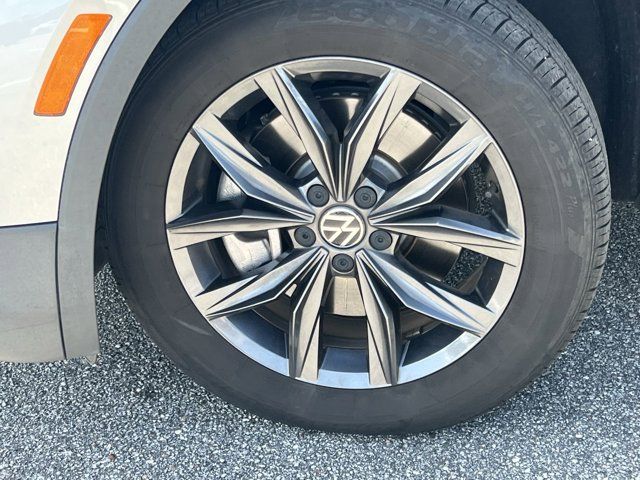 2023 Volkswagen Tiguan SE photo 2