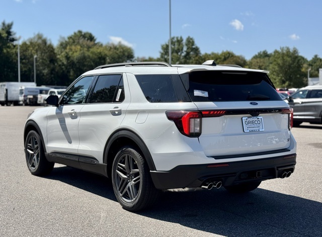 2025 Ford Explorer ST photo 8