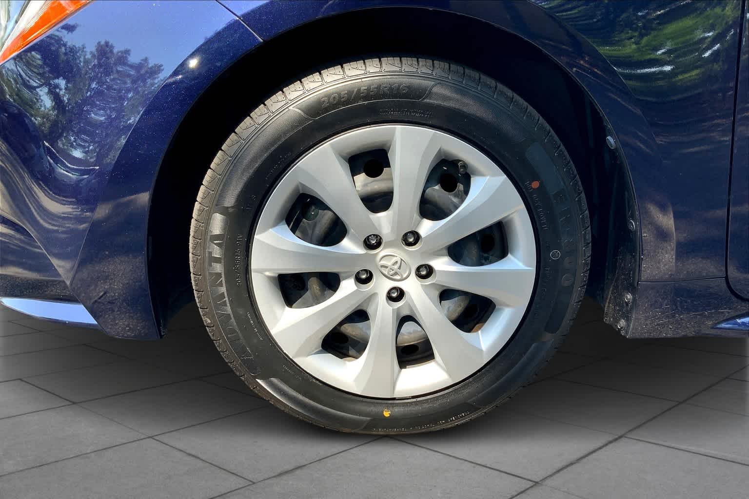 2020 Toyota Corolla LE photo 9