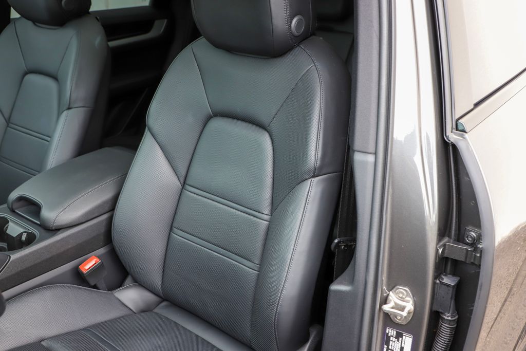 2024 Porsche Cayenne Coupe Base photo 52