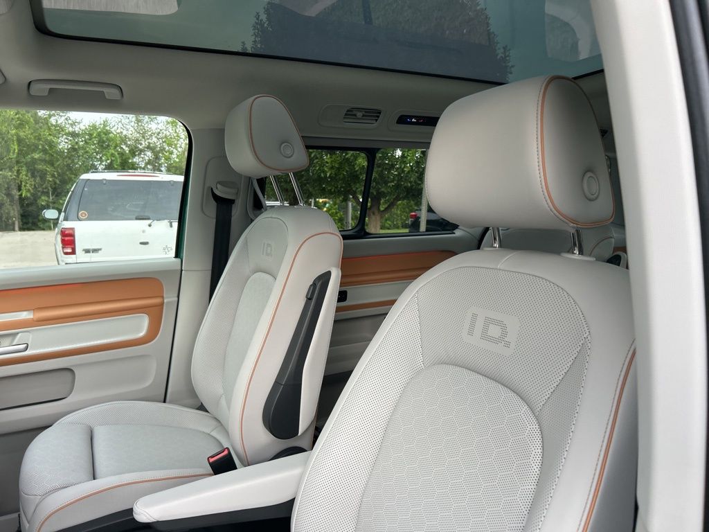 2025 Volkswagen ID. Buzz Pro Plus photo 14