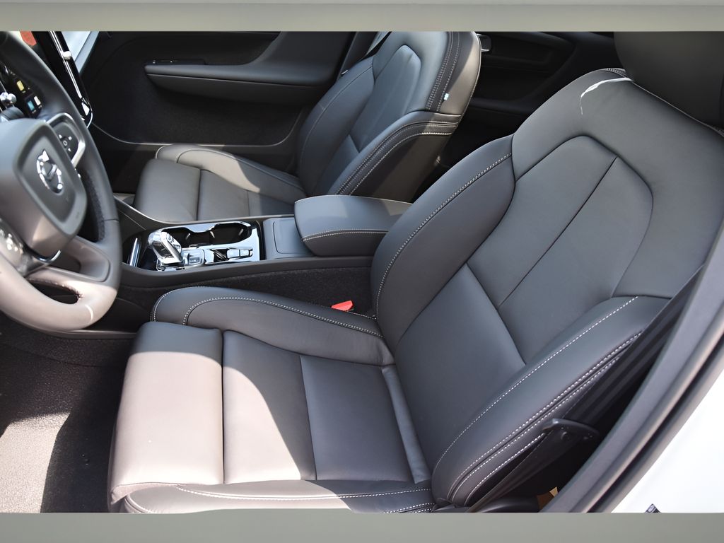 2025 Volvo XC40 photo 12