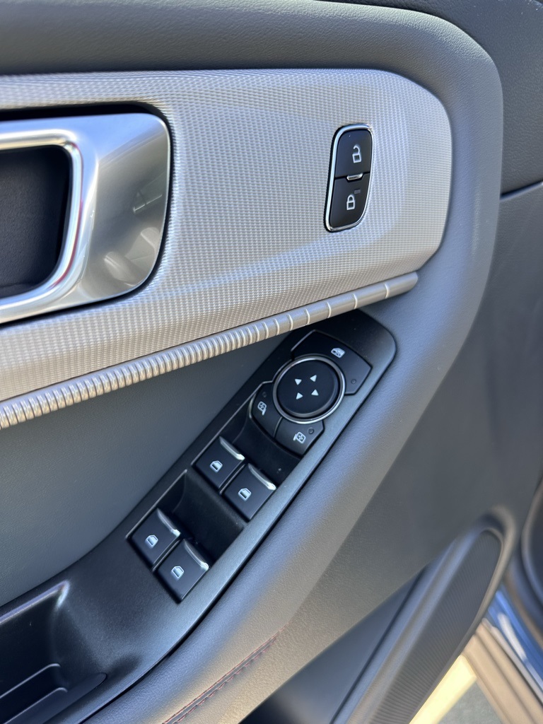 2025 Ford Explorer photo 11