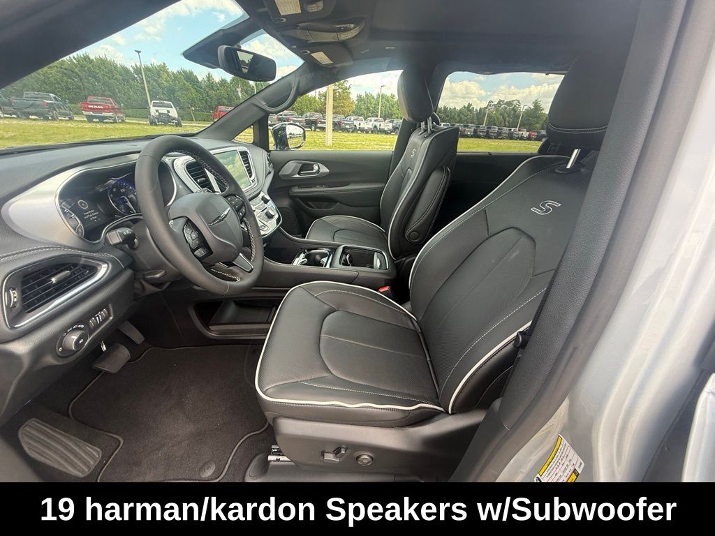 2026 Chrysler Pacifica Limited photo 8