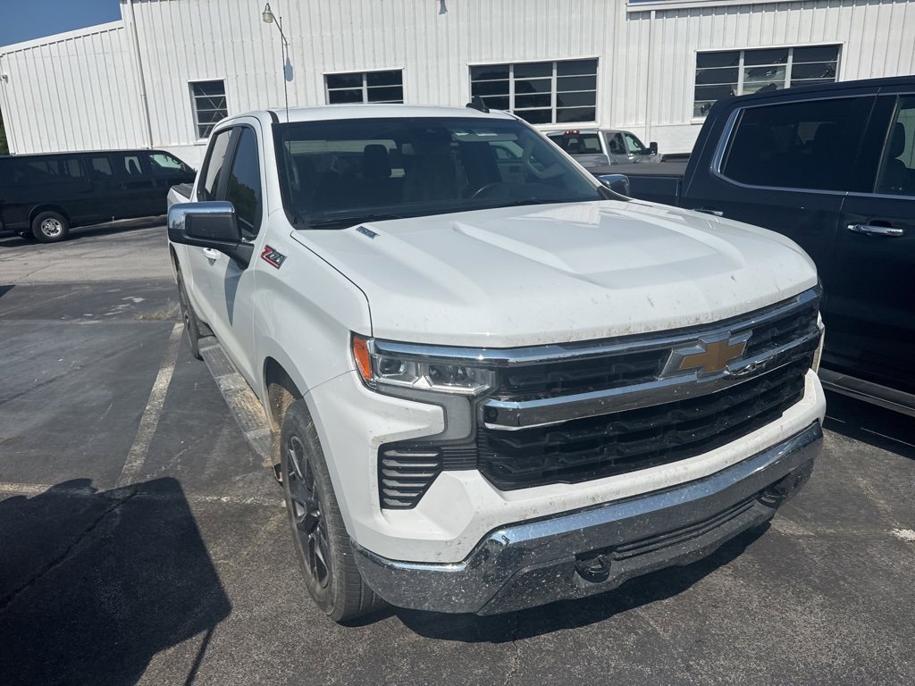 2023 Chevrolet Silverado 1500 LT photo 2