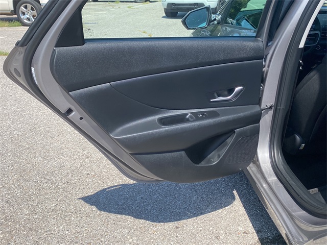 2022 Hyundai Elantra SEL photo 14