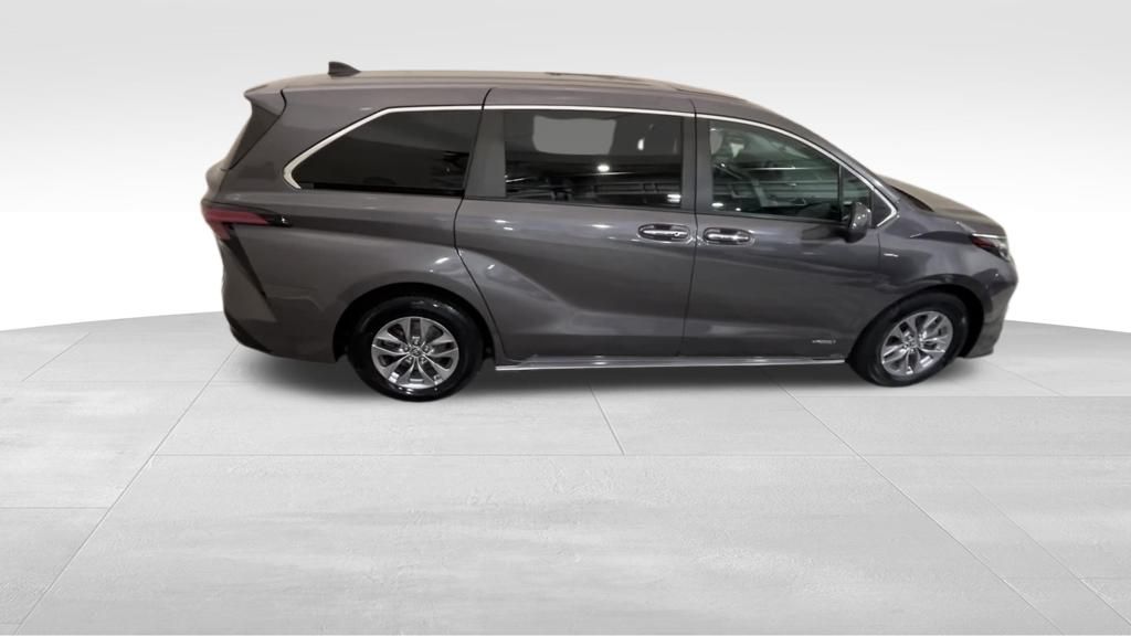 2021 Toyota Sienna XLE photo 5