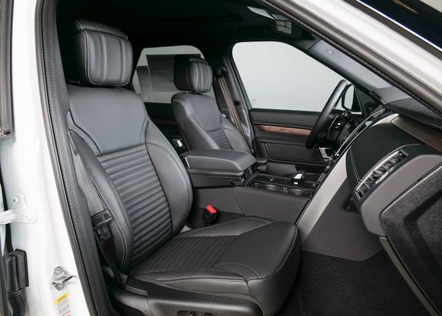 2025 Land Rover Discovery SE photo 3