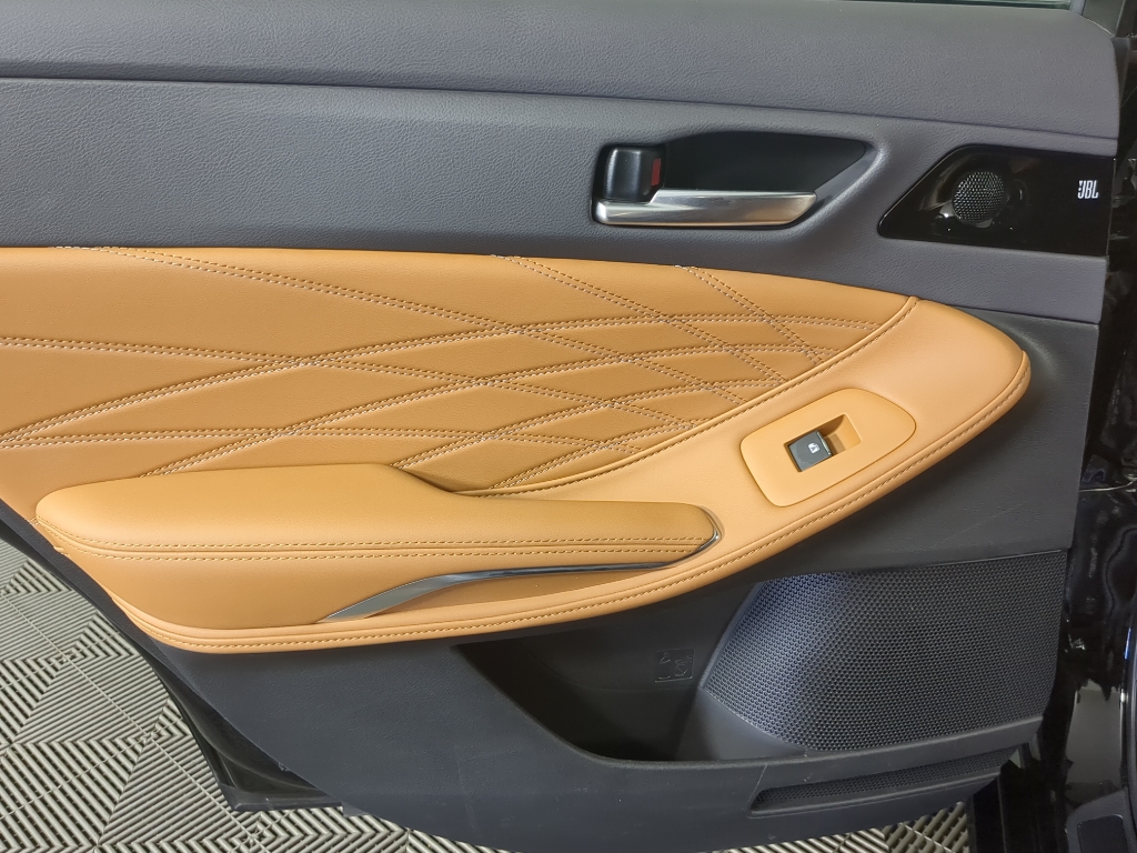 2020 Toyota Avalon Limited Hybrid photo 11