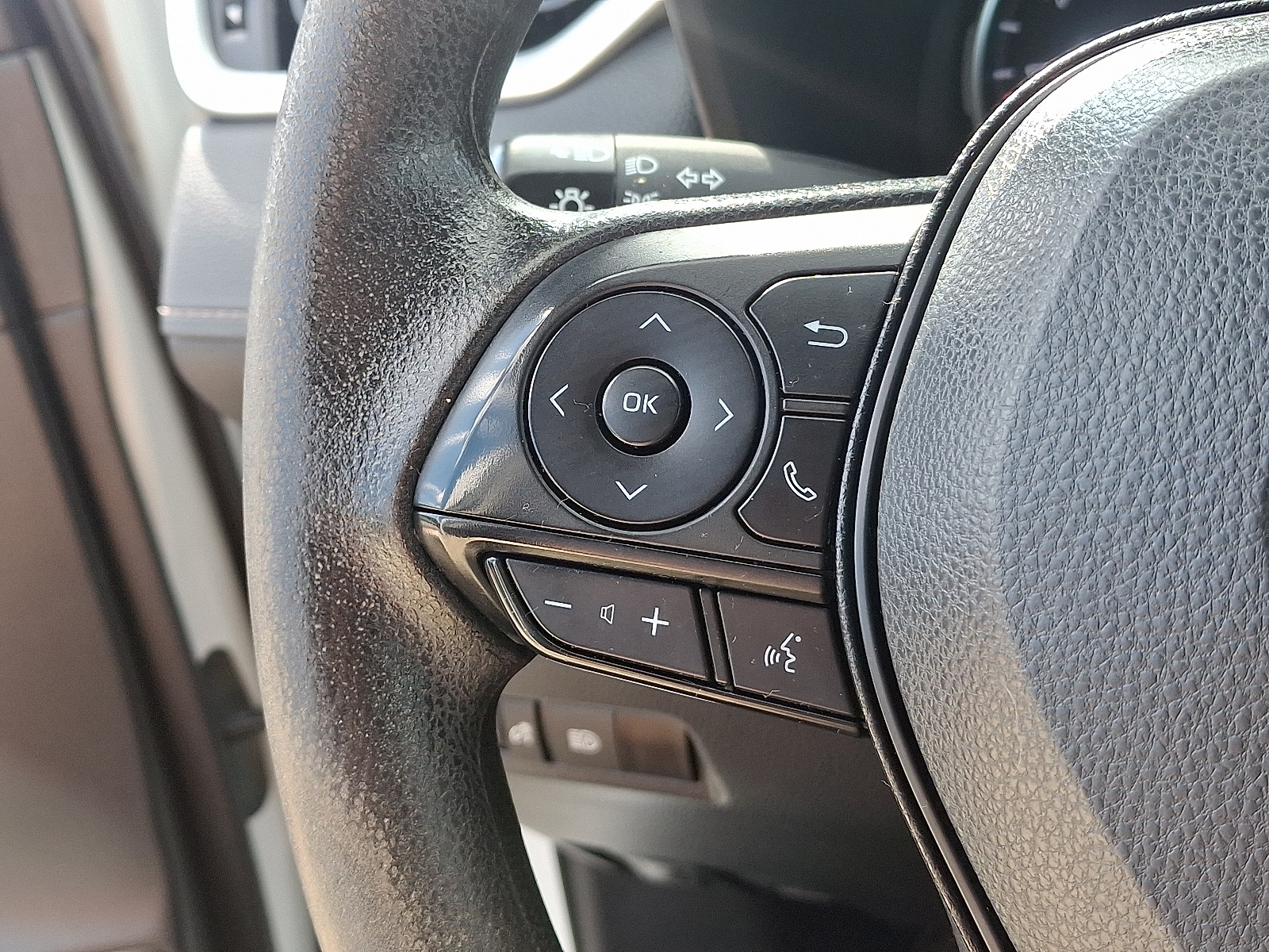 2022 Toyota RAV4 LE photo 19