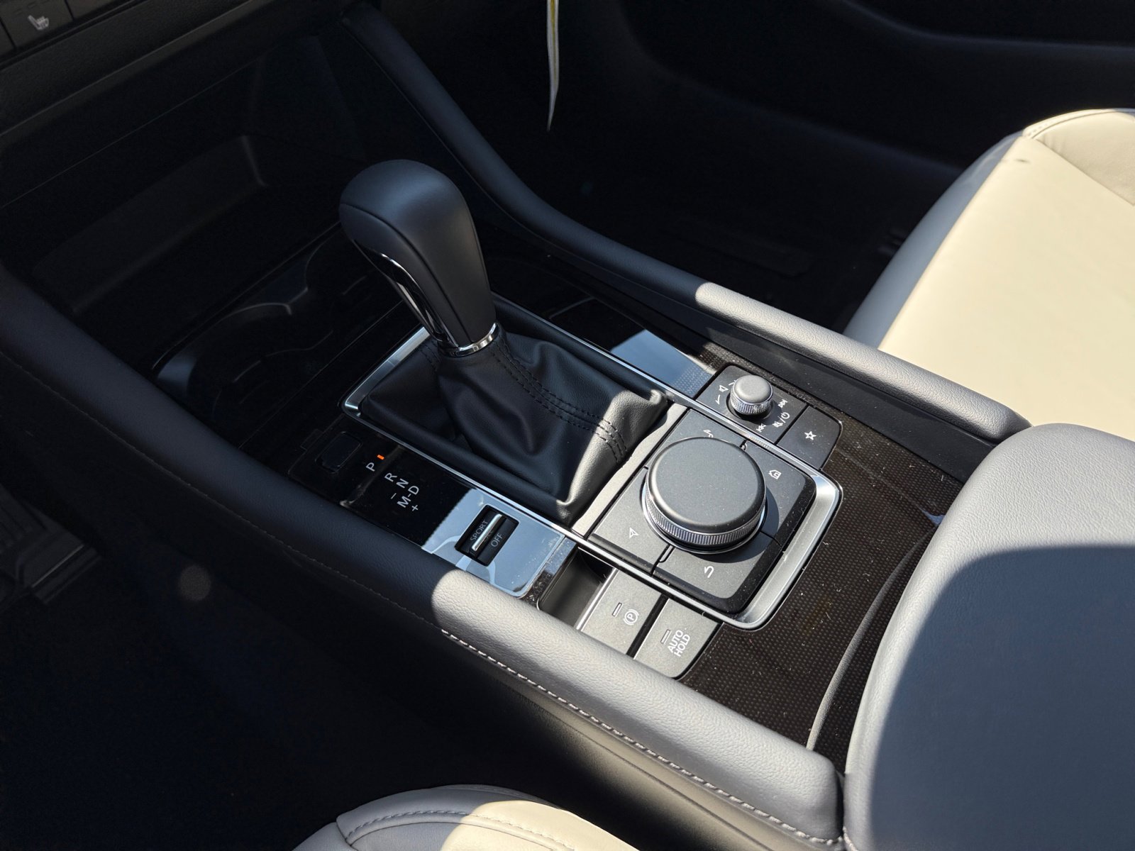 2025 Mazda Mazda3 2.5 s Preferred photo 13