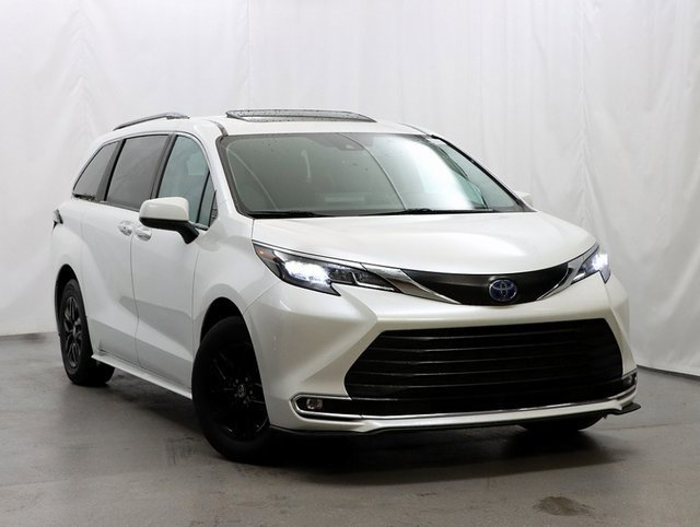 2024 Toyota Sienna XLE's photo