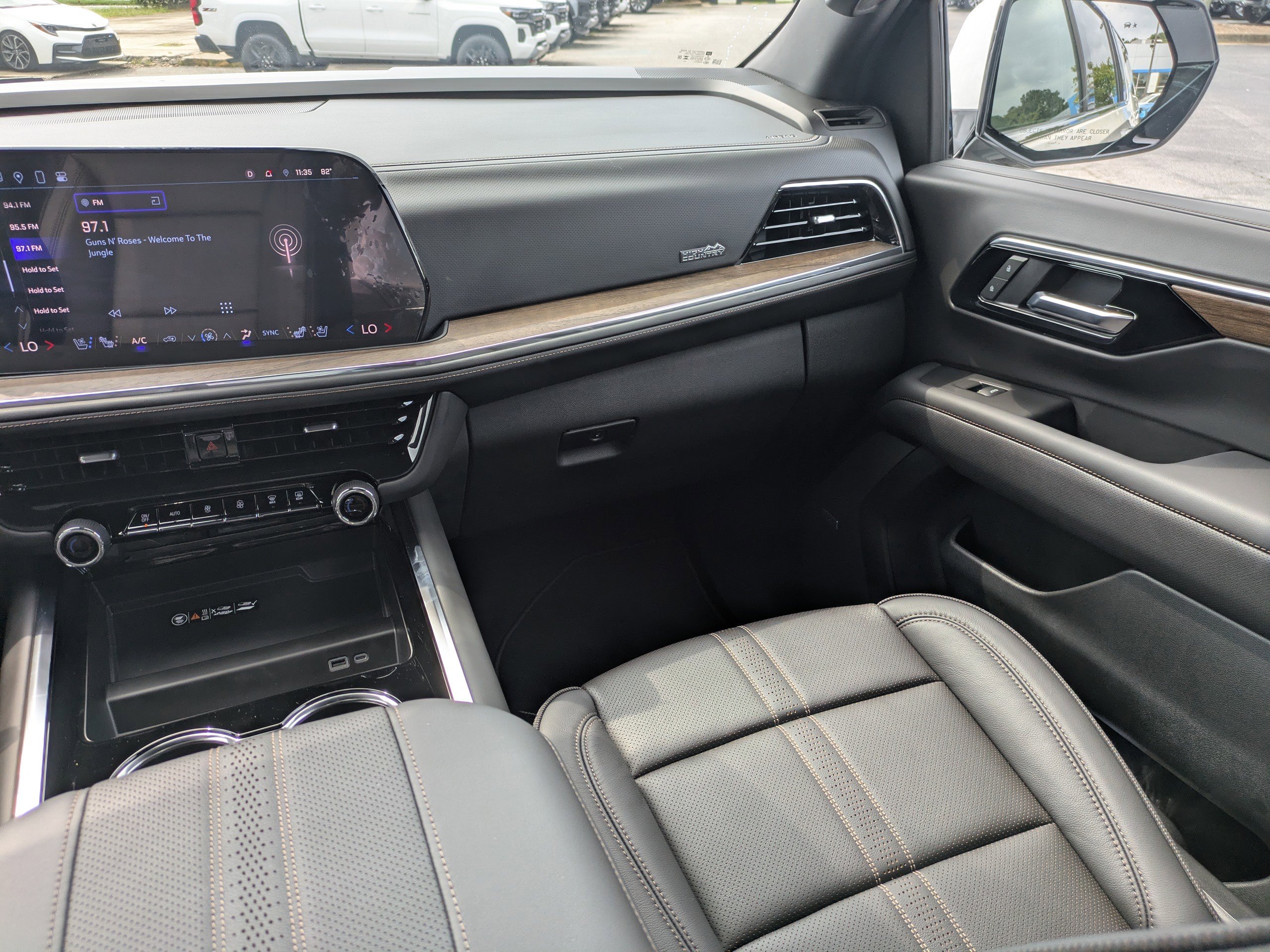 2025 Chevrolet Suburban High Country photo 18