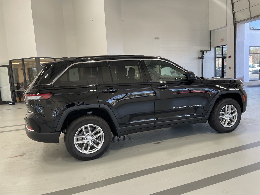 2025 Jeep Grand Cherokee Laredo photo 3