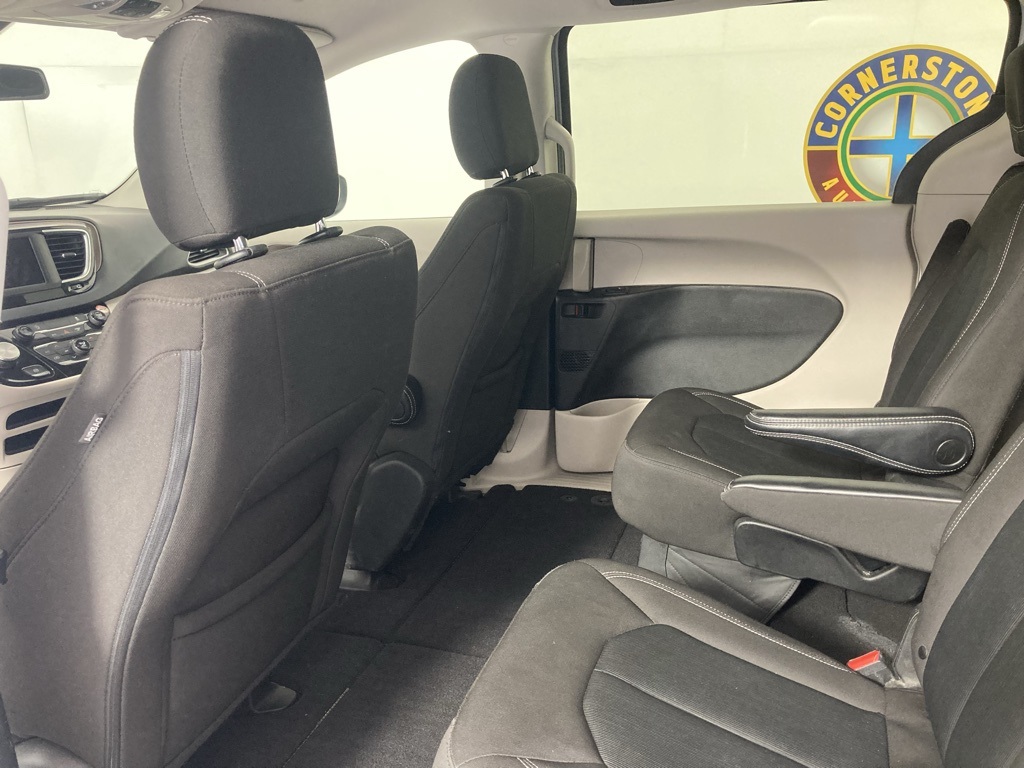 2022 Chrysler Voyager LX photo 11