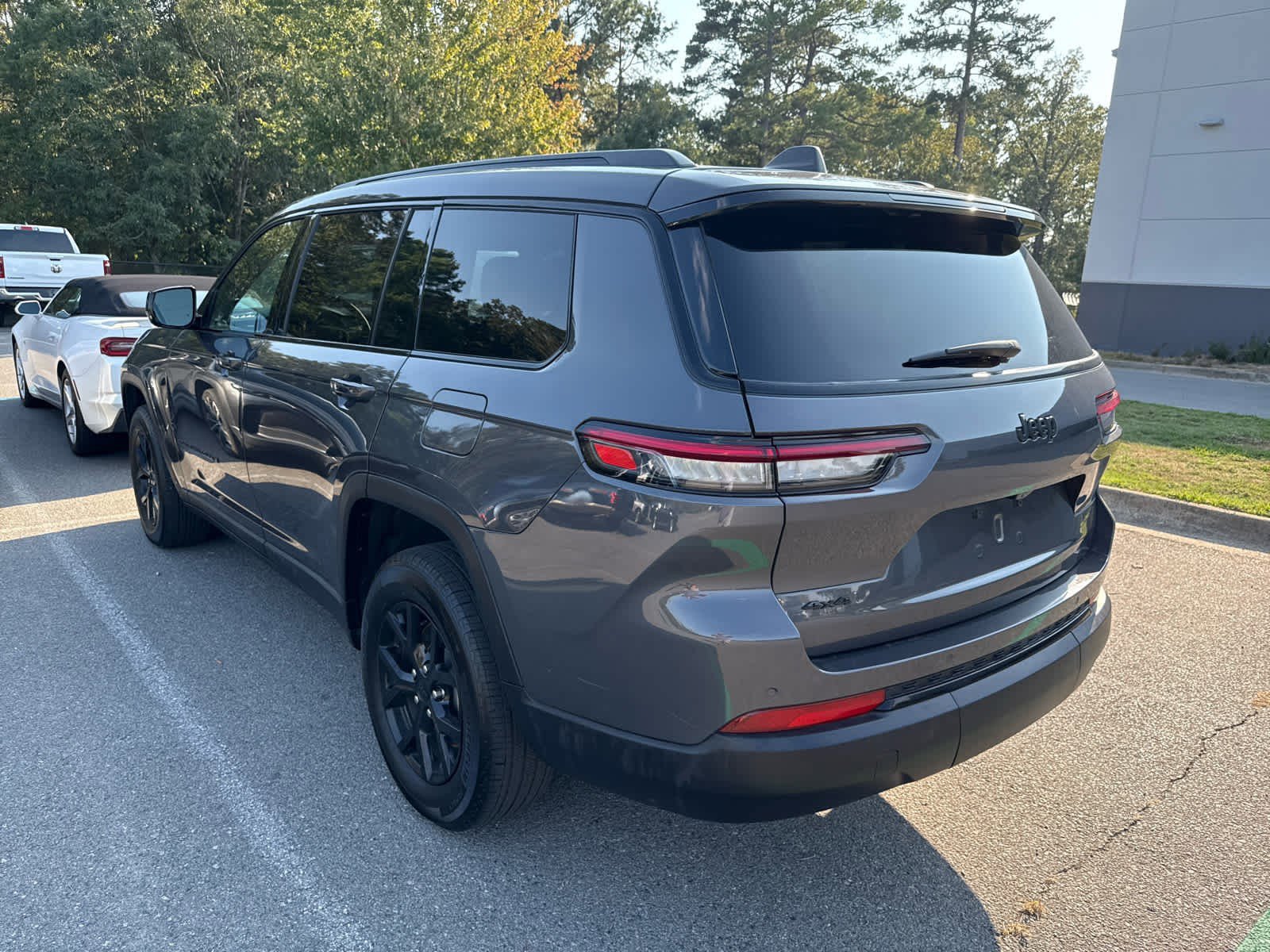 2024 Jeep Grand Cherokee Altitude photo 2