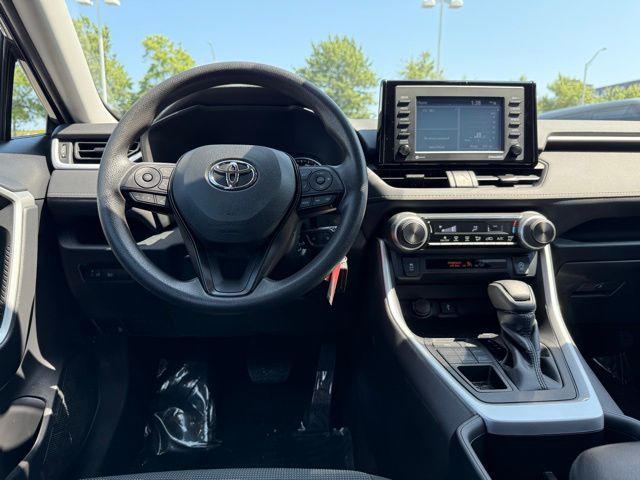2022 Toyota RAV4 LE photo 17