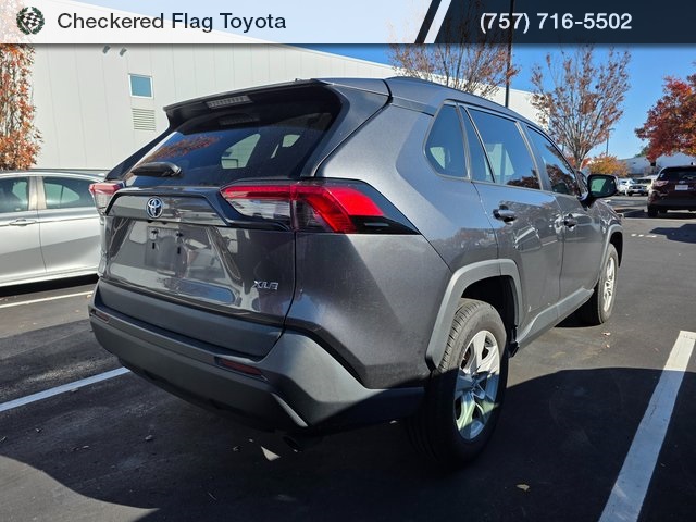 2020 Toyota RAV4 XLE photo 3