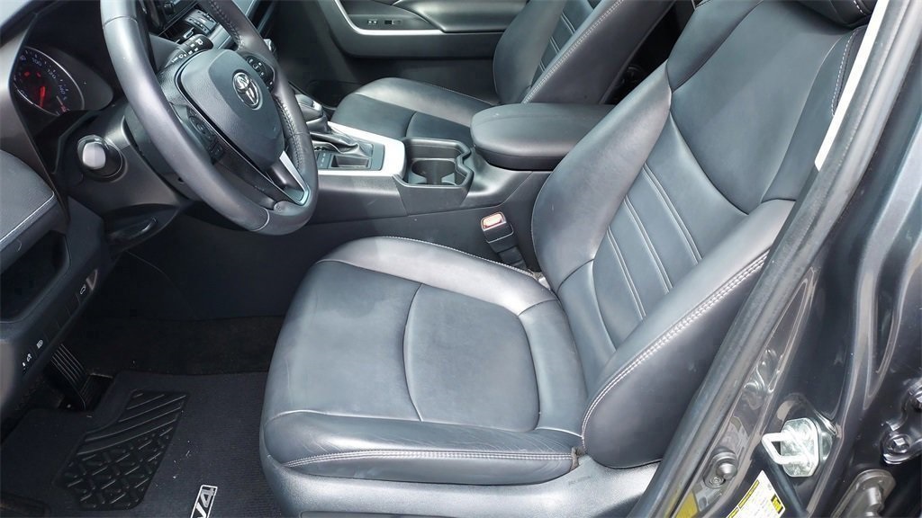 2019 Toyota RAV4 XLE Premium photo 16