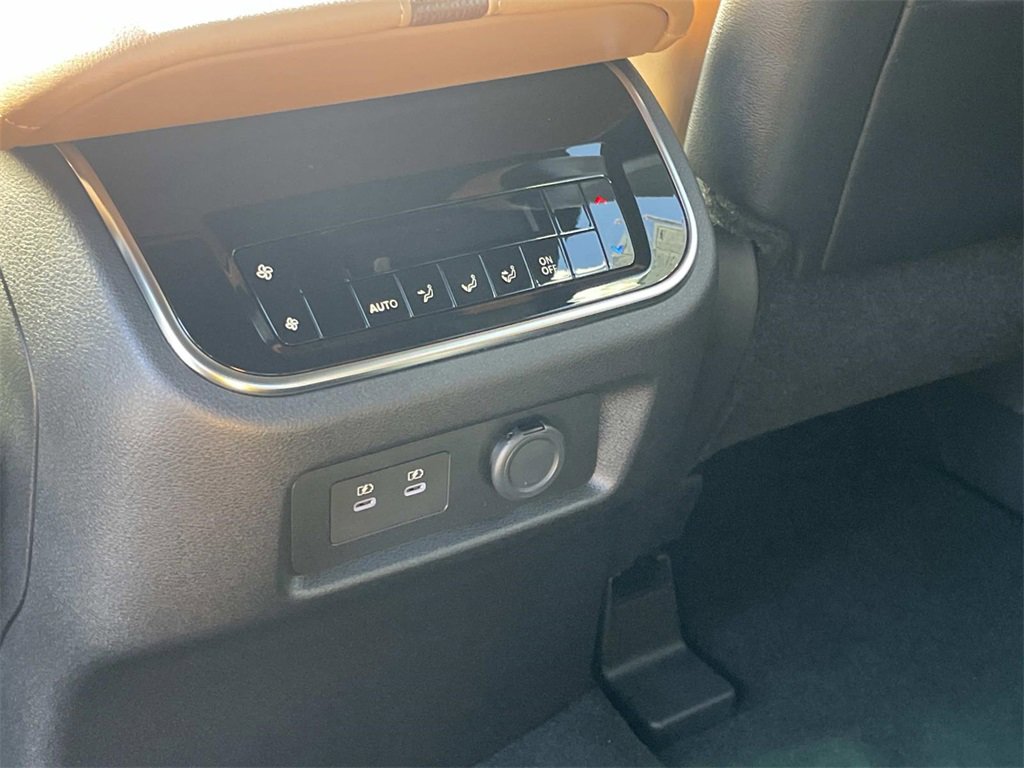 2026 Nissan Armada SL photo 3