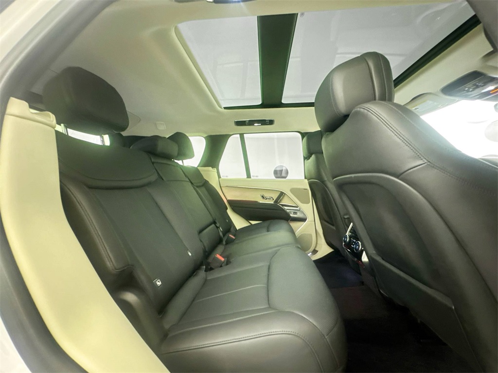 2023 Land Rover Range Rover SE photo 25