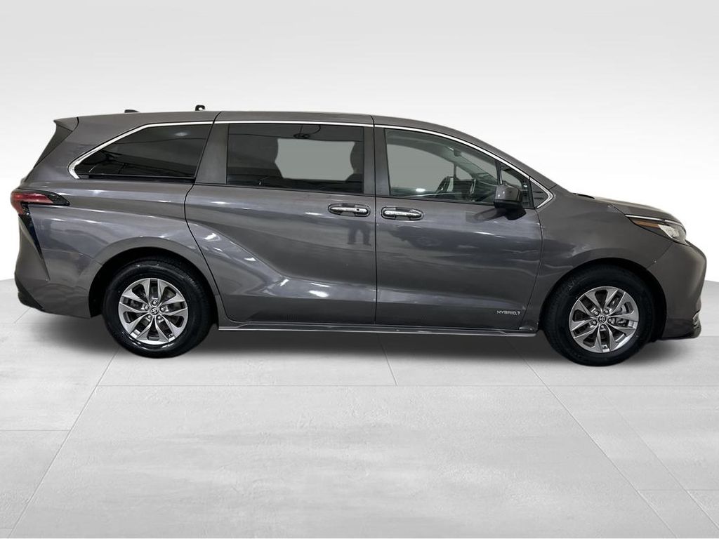 2021 Toyota Sienna XLE photo 18