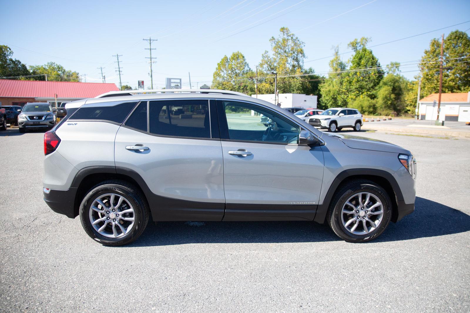 2024 Gmc Terrain SLT photo 2