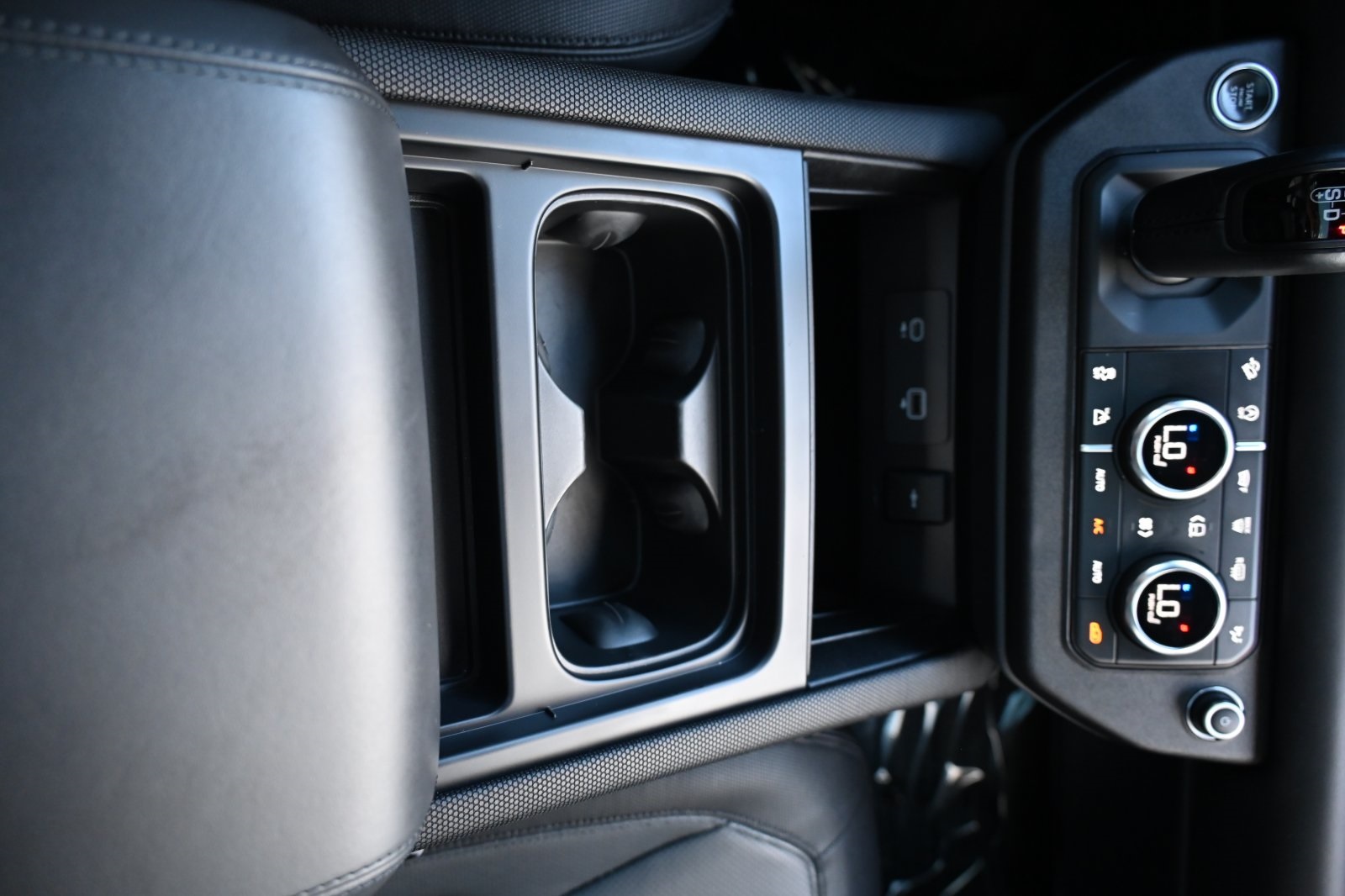 2022 Land Rover Defender 90 X-Dynamic HSE photo 16