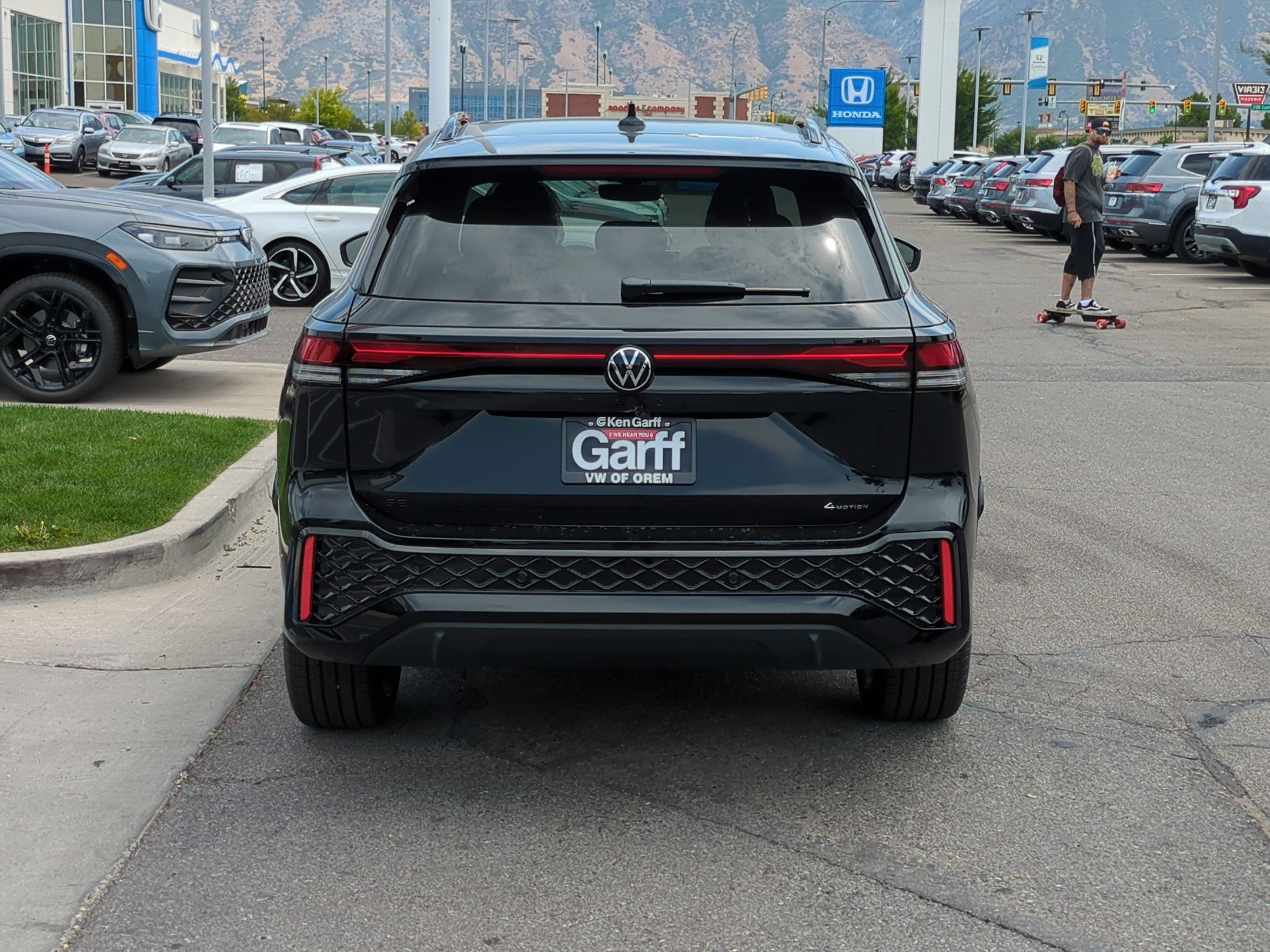 2025 Volkswagen Tiguan SE R-Line Black photo 2