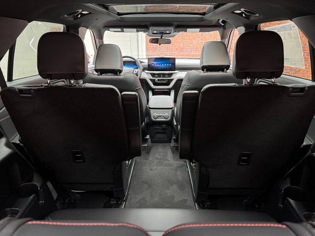2025 Ford Explorer ST-Line photo 28