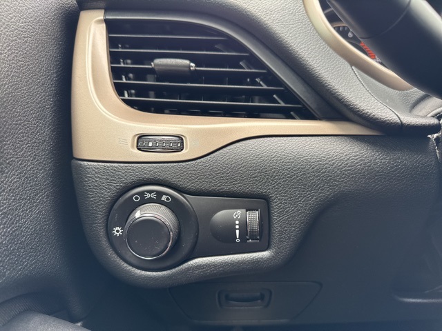 2016 Jeep Cherokee Altitude photo 9