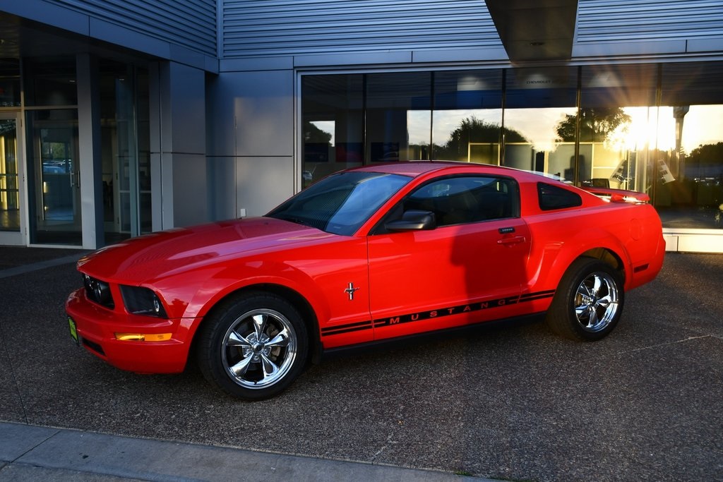 2005 Ford Mustang photo 2