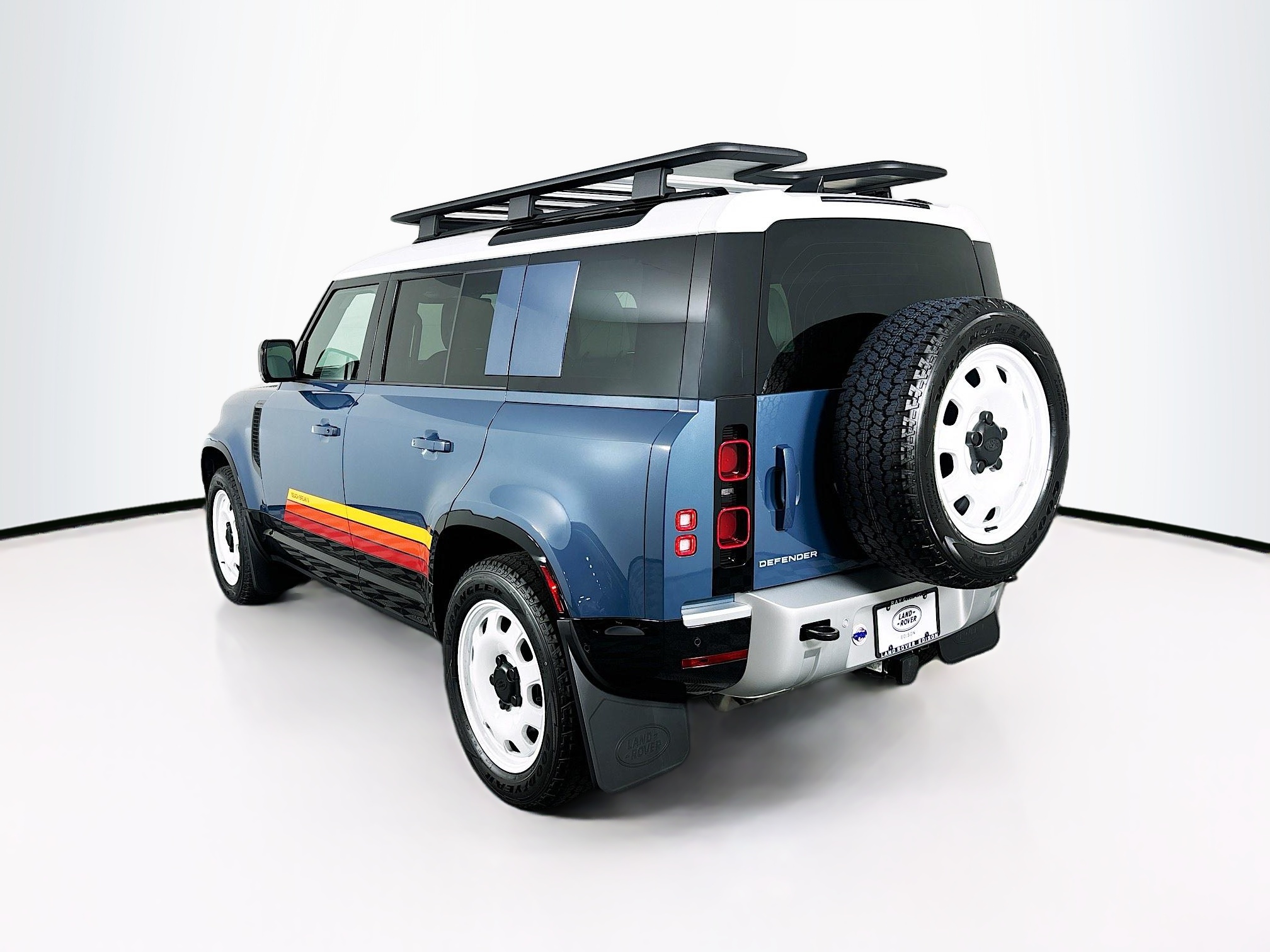 2025 Land Rover Defender 110 S photo 4