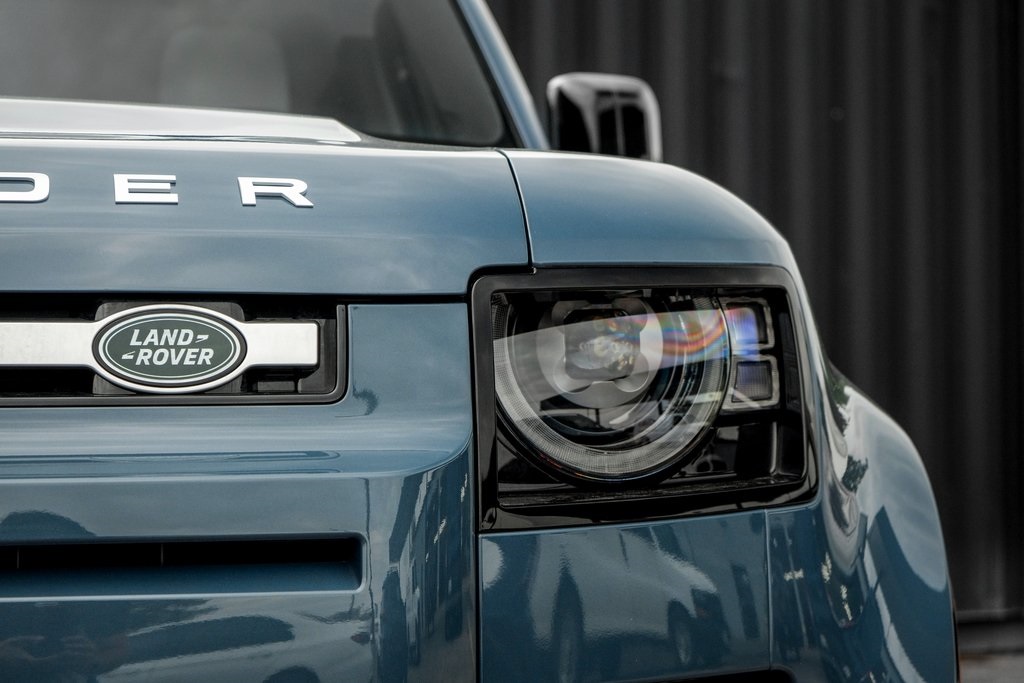 2025 Land Rover Defender 110 S photo 6