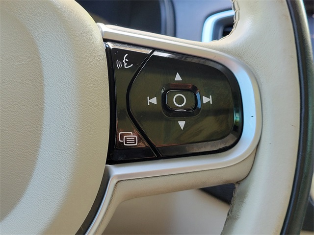 2019 Volvo XC90 T6 Momentum photo 17
