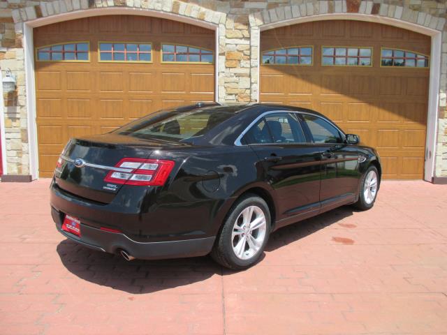 2014 Ford Taurus SEL photo 4